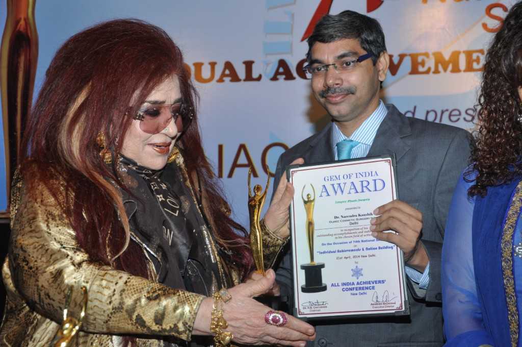 Shahnaz Husain presenting an award to Dr. Narendra Kaushik